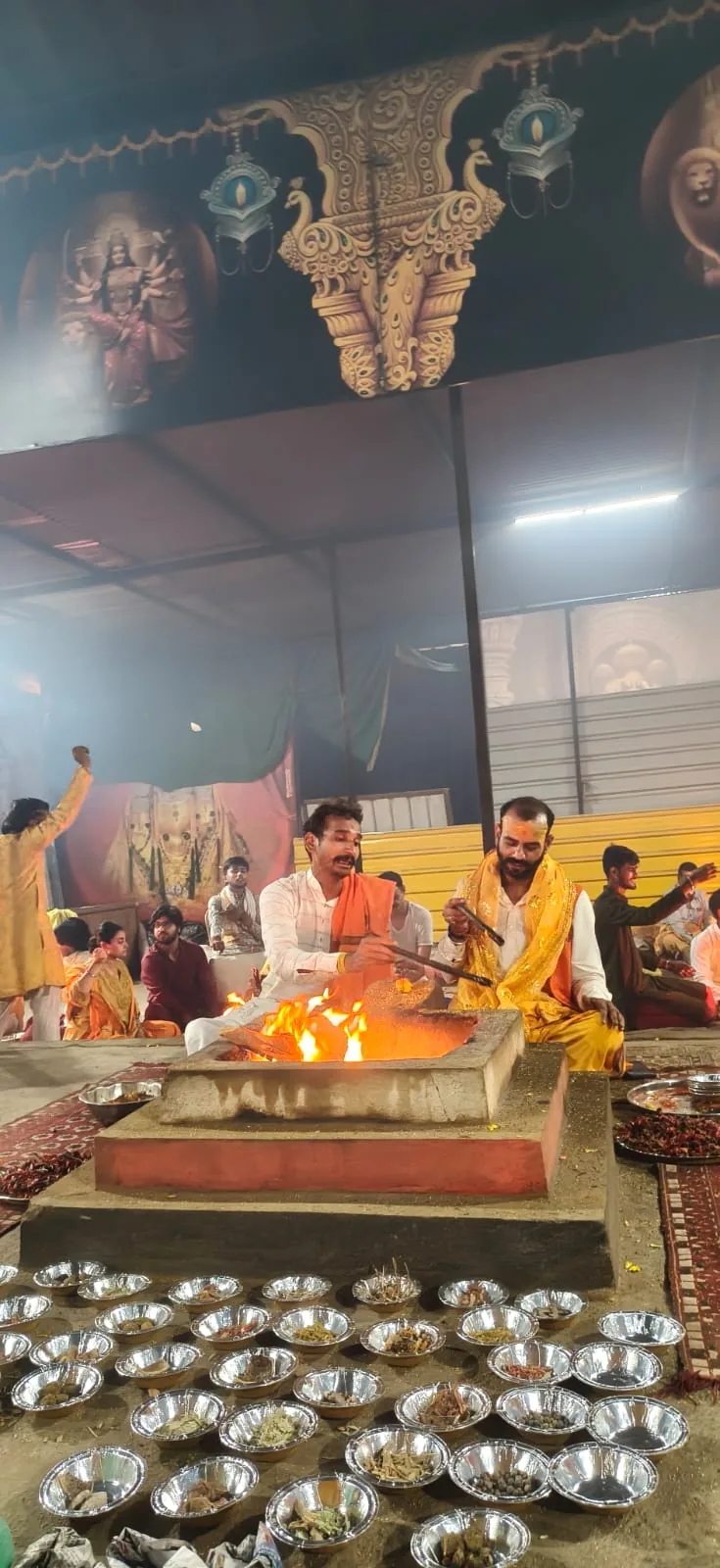 पंडित दीपक शर्मा श्रद्धालु के साथ हवन करते हुए